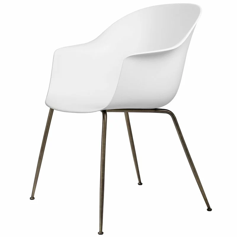 Gubi Sedia Bat, Pure White - Gambe Ottone Antico 1 Gubi Sedia Bat, Pure White - Gambe Ottone Antico