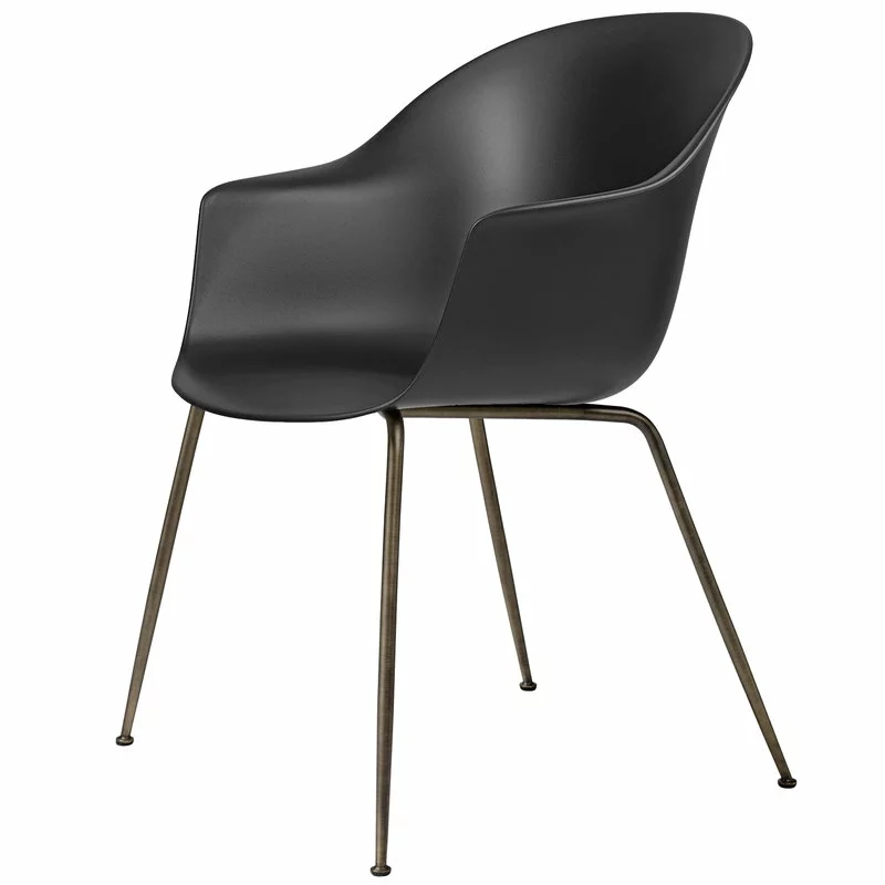 Gubi Sedia Bat, Nero - Gambe Ottone Antico 1 Gubi Sedia Bat, Nero - Gambe Ottone Antico