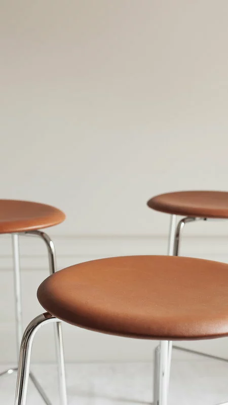 Fritz Hansen Sgabello Dot Alto, Pelle Noce - Cromo 2 Fritz Hansen Sgabello Dot Alto, Pelle Noce - Cromo - immagine 2