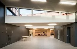 Artek Sgabello Aalto E60, Blu - Betulla -Sedie negozio 1907370 Port school Biel CH interior1 master