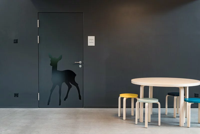 Artek Sgabello Aalto E60, Rosso - Betulla 6 Artek Sgabello Aalto E60, Rosso - Betulla - immagine 6