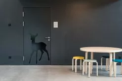 Artek Sgabello Aalto E60, Petrolio - Betulla 8 Artek Sgabello Aalto E60, Petrolio - Betulla -Sedie negozio 1907372 Port school Biel CH interior3 master