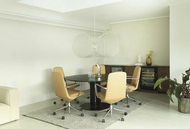 Normann Copenhagen Sedia Off 5 Ruote, Braccioli, Alluminio - Pelle Ultra Marrone 6 Normann Copenhagen Sedia Off 5 Ruote, Braccioli, Alluminio - Pelle Ultra Marrone - immagine 6