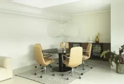 Normann Copenhagen Sedia Off 5 Ruote, Braccioli, Alluminio - Pelle Ultra Nera 11 Normann Copenhagen Sedia Off 5 Ruote, Braccioli, Alluminio - Pelle Ultra Nera -Sedie negozio 2022 Off Armchair Low Swivel 5W Cushion Alu Ultra Camel 41571 Coil Lamp 10xH565