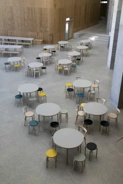 Artek Sgabello Aalto E60, Rosso - Betulla 9 Artek Sgabello Aalto E60, Rosso - Betulla -Sedie negozio 2645211 Kalvebod Faelled School DK Photo Torben Eskerod 4 master 3