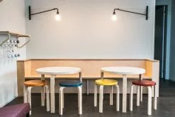 Artek Sgabello Aalto E60, Blu - Betulla -Sedie negozio 3741061 Roots Zurich Schweiz 2020 photo Sven Schnyder master