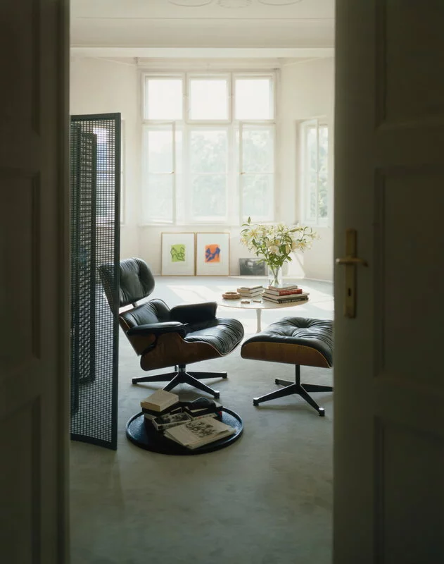 Vitra Poggiapiedi Eames Lounge Ottoman, American Cherry - Pelle Nera 4 Vitra Poggiapiedi Eames Lounge Ottoman, American Cherry - Pelle Nera - immagine 4