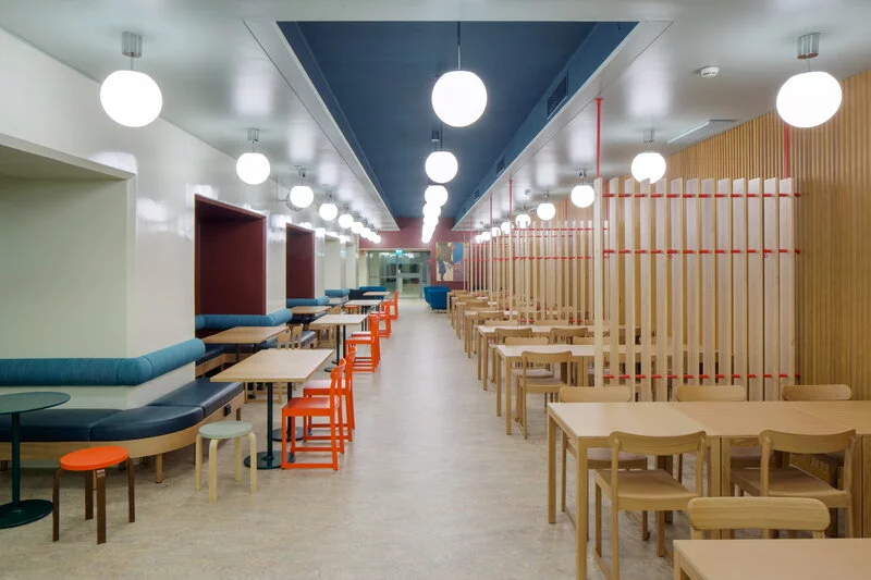 Artek Sgabello Aalto E60, Rosso - Betulla 2 Artek Sgabello Aalto E60, Rosso - Betulla - immagine 2