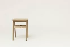Form & Refine Sgabello Pieghevole Angle, Rovere Oliato Bianco -Sedie negozio ANGLE STOOL WHITEOAK 01