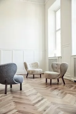 &Tradition Poltrona Little Petra, Karakorum 003 - Noce 11 &Tradition Poltrona Little Petra, Karakorum 003 - Noce -Sedie negozio ATD 1306 Little Petra VB1 Sheepskin Moonlight Hallingdal 130 Karakorum 003