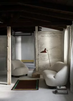 &Tradition Poltrona Margas LC1, Rovere Laccato Nero - Gentle 133 10 &Tradition Poltrona Margas LC1, Rovere Laccato Nero - Gentle 133 -Sedie negozio ATD 2022 Margas LC1ampLC3 Tripod HM8 Framed AP13