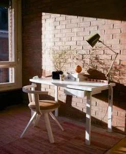 Artek Sedia Rival KG002, Betulla/pelle -Sedie negozio Artek Aalto Table 80A Rival Chair Photo Zara Pfeifer.jpg