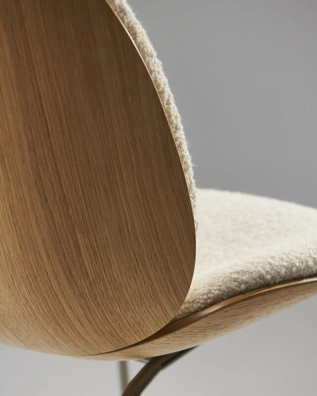 Gubi Sedia Beetle, Cromo Nero - Rovere - Karakorum 001 4 Gubi Sedia Beetle, Cromo Nero - Rovere - Karakorum 001 - immagine 4