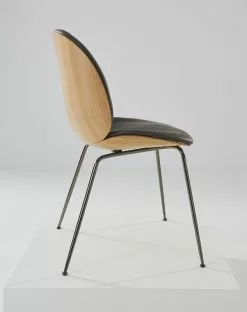 Gubi Sedia Beetle, Cromo Nero - Rovere - Pelle Grigia Soft -Sedie negozio BEETLE CONCEPT FALL 22 34