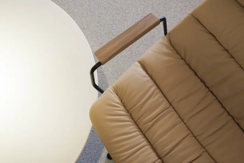 Viccarbe Sedia Con Braccioli Maarten, Girevole, Nero-pelle Ocra-rovere 2 Viccarbe Sedia Con Braccioli Maarten, Girevole, Nero-pelle Ocra-rovere - immagine 2