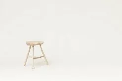 Form & Refine Sgabello Shoemaker Chair No. 49, Faggio 11 Form & Refine Sgabello Shoemaker Chair No. 49, Faggio -Sedie negozio F R Shoemakerchair 49 beech perspective