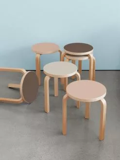 Artek Sgabello Aalto 60, Linoleum Powder - Betulla 7 Artek Sgabello Aalto 60, Linoleum Powder - Betulla -Sedie negozio FDS Artek 60 stool lifestyle 2023 EE 1