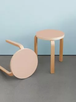 Artek Sgabello Aalto 60, Linoleum Powder - Betulla 6 Artek Sgabello Aalto 60, Linoleum Powder - Betulla -Sedie negozio FDS Artek 60 stool lifestyle 2023 EE 4