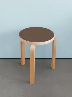 Artek Sgabello Aalto 60, Linoleum Mauve - Betulla 6 Artek Sgabello Aalto 60, Linoleum Mauve - Betulla -Sedie negozio FDS Artek 60 stool lifestyle 2023 EE 5