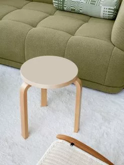 Artek Sgabello Aalto 60, Linoleum Mushroom - Betulla 7 Artek Sgabello Aalto 60, Linoleum Mushroom - Betulla -Sedie negozio FDS Artek 60 stool lifestyle 2023 EE 6