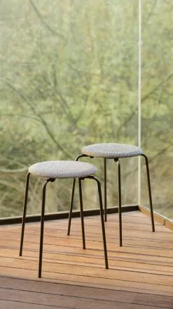 Fritz Hansen Sgabello Dot, Grigio - Beige - Bianco - Grafite 6 Fritz Hansen Sgabello Dot, Grigio - Beige - Bianco - Grafite -Sedie negozio FH Images SoMe 1080x1920px 2022 Dot 2