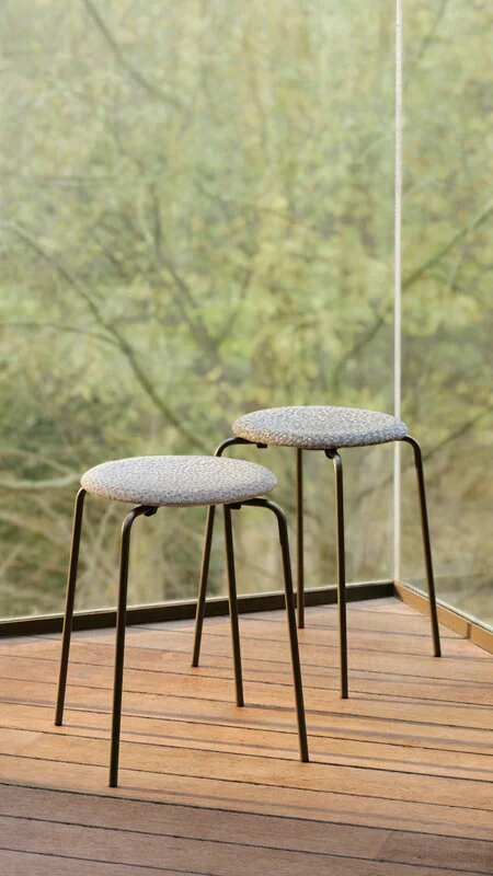 Fritz Hansen Sgabello Dot, Grigio - Beige - Bianco - Grafite 3 Fritz Hansen Sgabello Dot, Grigio - Beige - Bianco - Grafite - immagine 3