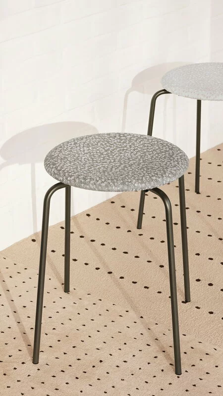 Fritz Hansen Sgabello Dot, Grigio - Beige - Bianco - Grafite 2 Fritz Hansen Sgabello Dot, Grigio - Beige - Bianco - Grafite - immagine 2