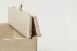 Form & Refine Cassapanca A Line, 68 Cm, Rovere Chiaro 10 Form & Refine Cassapanca A Line, 68 Cm, Rovere Chiaro -Sedie negozio FR A Line Storage bench 68 white oak detail lid open