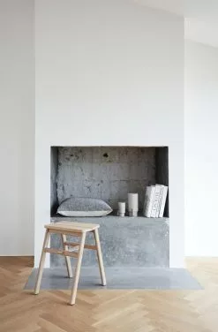 Form & Refine Sgabello Pieghevole Angle, Rovere 8 Form & Refine Sgabello Pieghevole Angle, Rovere -Sedie negozio Form Refine 11 enviroment high angle stool oak aymara cushion