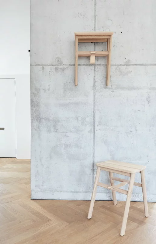 Form & Refine Sgabello Pieghevole Angle, Rovere 4 Form & Refine Sgabello Pieghevole Angle, Rovere - immagine 4