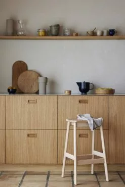 Form & Refine Sgabello Da Bar Angle 65 Cm, Rovere Oliato Bianco 9 Form & Refine Sgabello Da Bar Angle 65 Cm, Rovere Oliato Bianco -Sedie negozio Form and Refine Kitchen Angle Standard Barstool 65 Beech