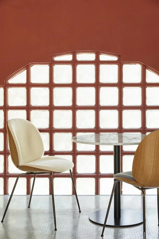 Gubi Sedia Beetle, Cromo Nero - Rovere - Karakorum 001 5 Gubi Sedia Beetle, Cromo Nero - Rovere - Karakorum 001 - immagine 5