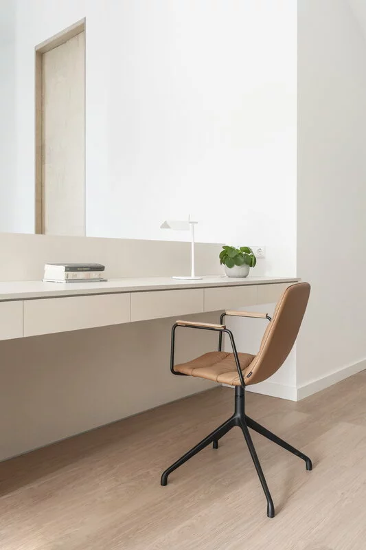 Viccarbe Sedia Con Braccioli Maarten, Girevole, Nero-pelle Ocra-rovere 4 Viccarbe Sedia Con Braccioli Maarten, Girevole, Nero-pelle Ocra-rovere - immagine 4