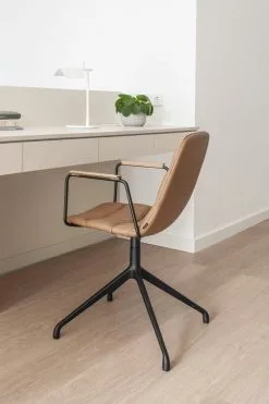 Viccarbe Sedia Con Braccioli Maarten, Girevole, Nero-pelle Ocra-rovere 6 Viccarbe Sedia Con Braccioli Maarten, Girevole, Nero-pelle Ocra-rovere -Sedie negozio MALVARROSA2041bis