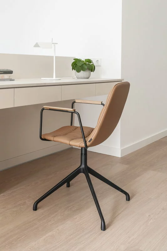 Viccarbe Sedia Con Braccioli Maarten, Girevole, Nero-pelle Ocra-rovere 3 Viccarbe Sedia Con Braccioli Maarten, Girevole, Nero-pelle Ocra-rovere - immagine 3