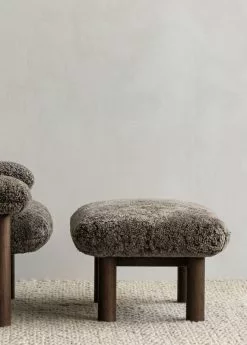 Menu Poggiapiedi Brasilia, Rovere Tinto Scuro - Pelle Di Pecora Root 10 Menu Poggiapiedi Brasilia, Rovere Tinto Scuro - Pelle Di Pecora Root -Sedie negozio MENU Brasilia Lounge Chair Brasilia Ottoman Gravel Rug 1