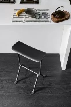 Magis Sgabello Da Bar Officina, Alto, Antracite - Nero 5 Magis Sgabello Da Bar Officina, Alto, Antracite - Nero -Sedie negozio Magis officina stool ambient detail SD2081 black green 01 hr