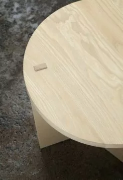 Nikari Sgabello/tavolo Marfa, Frassino 7 Nikari Sgabello/tavolo Marfa, Frassino -Sedie negozio Marfa ash detail in space1