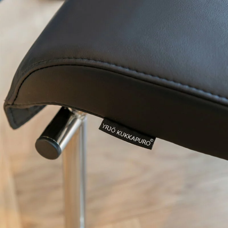 Yrjö Kukkapuro Ottomana Remmi, Cromo - Pelle Nera 2 Yrjö Kukkapuro Ottomana Remmi, Cromo - Pelle Nera - immagine 2