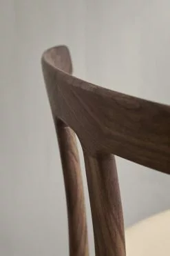 Carl Hansen & Søn Sedia OW58 T-Chair, Noce Oliato - Pelle Sif 90 Beige -Sedie negozio OW58 walnut oil sif90 detail side
