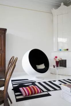 Eero Aarnio Originals Sedia Ball Chair, Bianco - Nero -Sedie negozio Pallotuoli 1 mindre