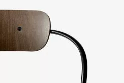 &Tradition Sedia Pavilion AV2, Noce -Sedie negozio Pavilion AV2 walnut close up