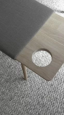 Woud Panca Baenk, Rovere Laccato Bianco - Marrone Chiaro -Sedie negozio WOUD Baenk bench Credit philcohen 4