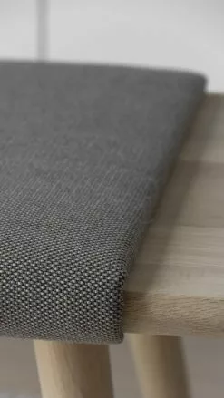 Woud Panca Baenk, Rovere Laccato Bianco - Marrone Chiaro -Sedie negozio WOUD Baenk bench Credit philcohen 6