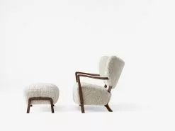 &Tradition Poltrona Wulff ATD2 E Pouf ATD3, Moonlight - Noce -Sedie negozio Wulff ATD2ATD3 Oiled Walnut w Sheepskin Moonlight direct side