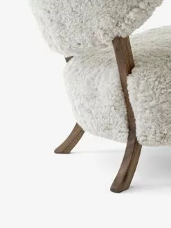 &Tradition Poltrona Wulff ATD2 E Pouf ATD3, Moonlight - Noce -Sedie negozio Wulff ATD2 Oiled Walnut w Sheepskin 17mm Moonlight Closeup back