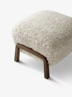 &Tradition Pouf Wulff ATD3, Moonlight - Noce 8 &Tradition Pouf Wulff ATD3, Moonlight - Noce -Sedie negozio Wulff Pouf ATD3 Oiled Walnut w Sheepskin Moonlight closeup 1