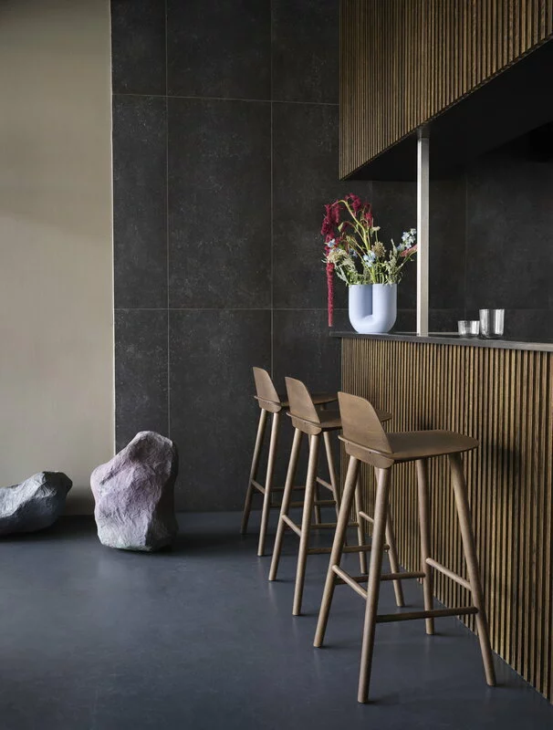 Muuto Sgabello Da Bar Nerd, 75 Cm, Tinta Marrone Scuro 4 Muuto Sgabello Da Bar Nerd, 75 Cm, Tinta Marrone Scuro - immagine 4