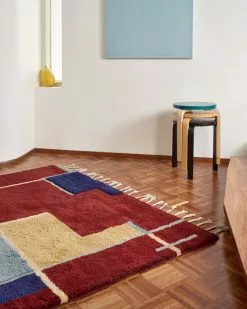 Artek Sgabello Aalto 60, Petrolio - Betulla 9 Artek Sgabello Aalto 60, Petrolio - Betulla -Sedie negozio path 01 wool shaggy rug interior winter close