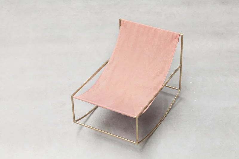 Valerie_objects Rocking Chair, Ottone - Rosa 5 Valerie_objects Rocking Chair, Ottone - Rosa - immagine 5